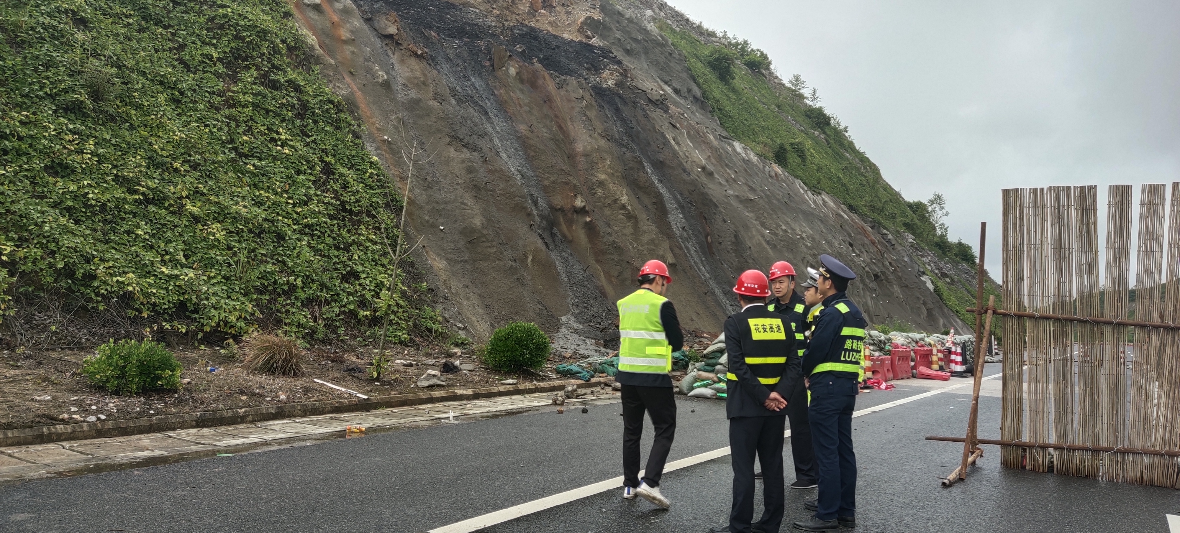 模拟应急队员在巡查时发现公路边坡出现大量裂缝1.jpg