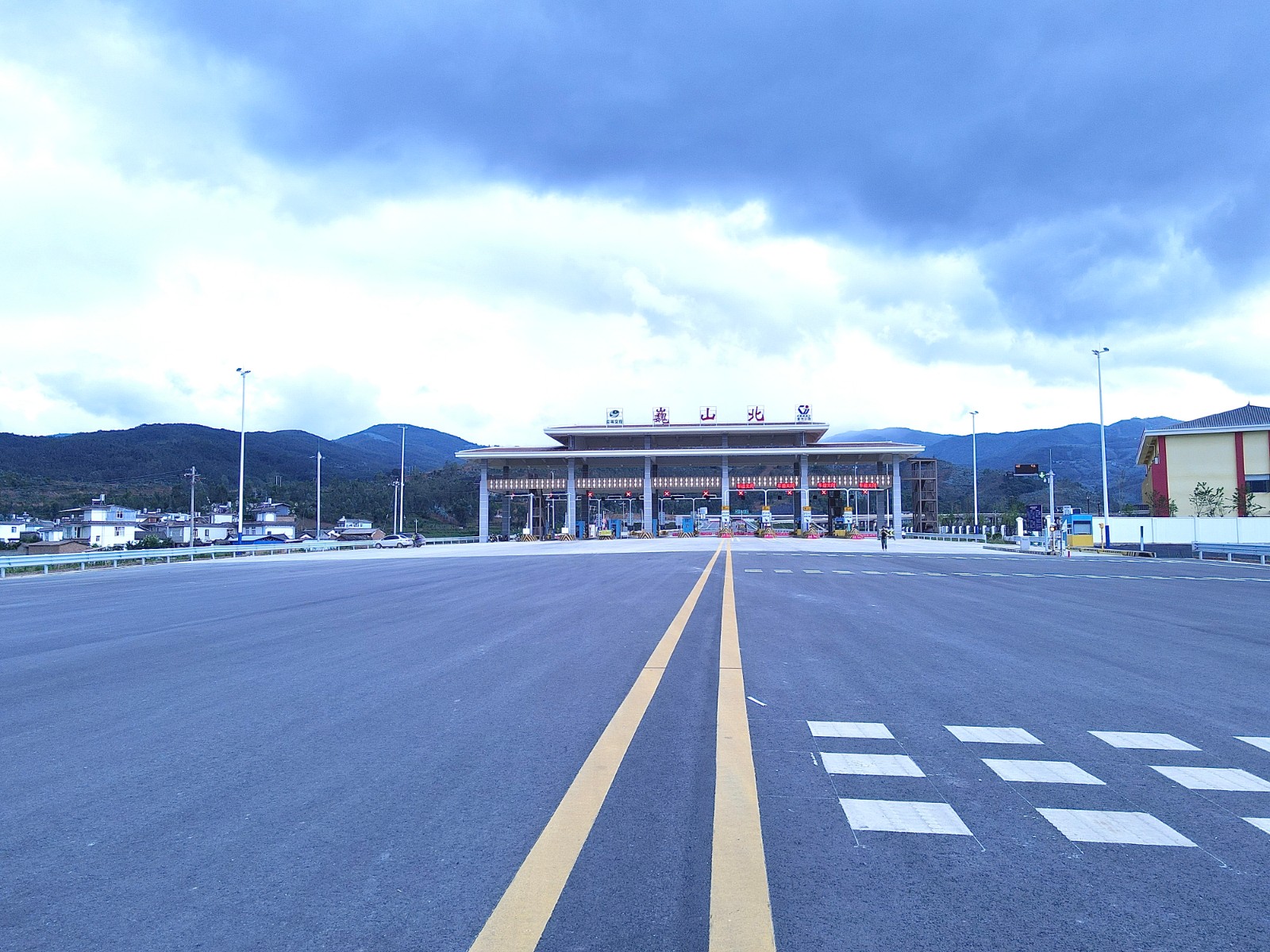 杭州萧山机场高速收费站过去测速吗?