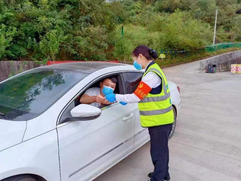 丹霞收费站副站长肖植米给滞留在丹霞收费站外的司乘人员赠送口罩.JPG