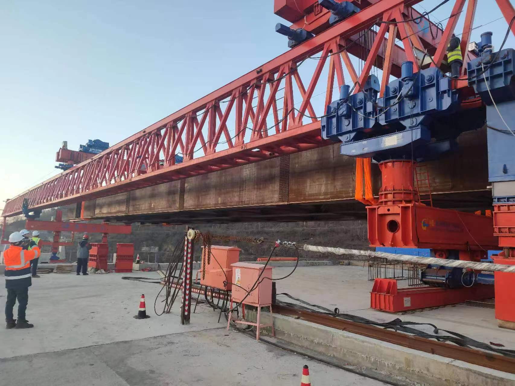 4104号钢结构桥右幅第一跨钢梁吊装现场.jpg
