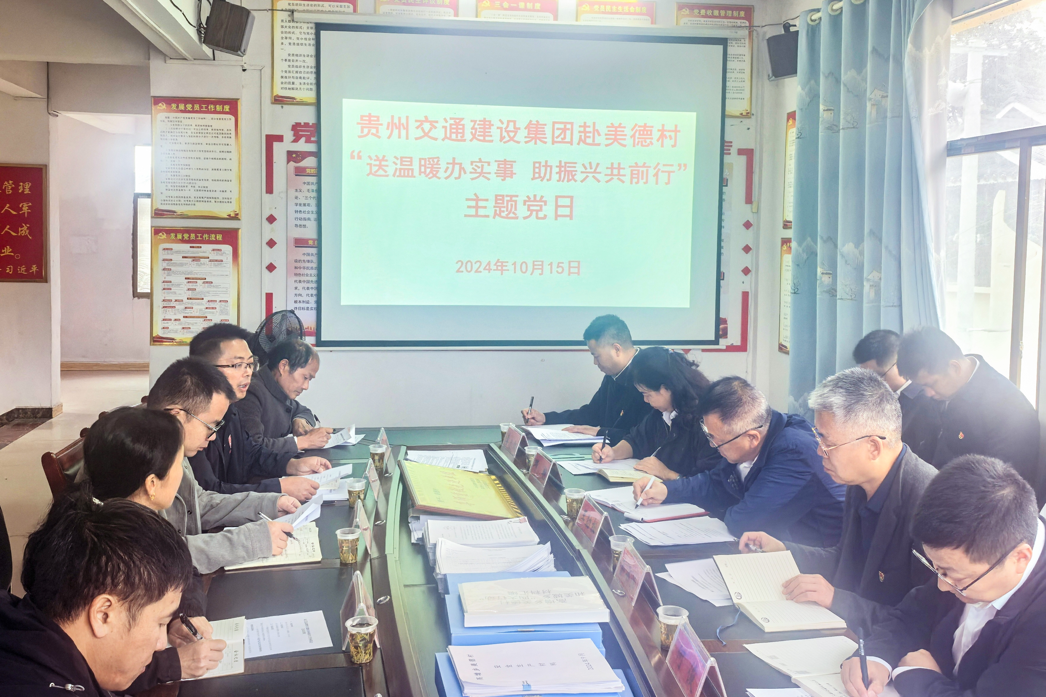 召开座谈会.jpg