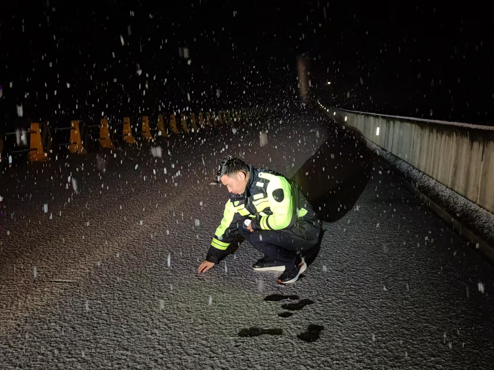 观测路面降雪情况.jpg