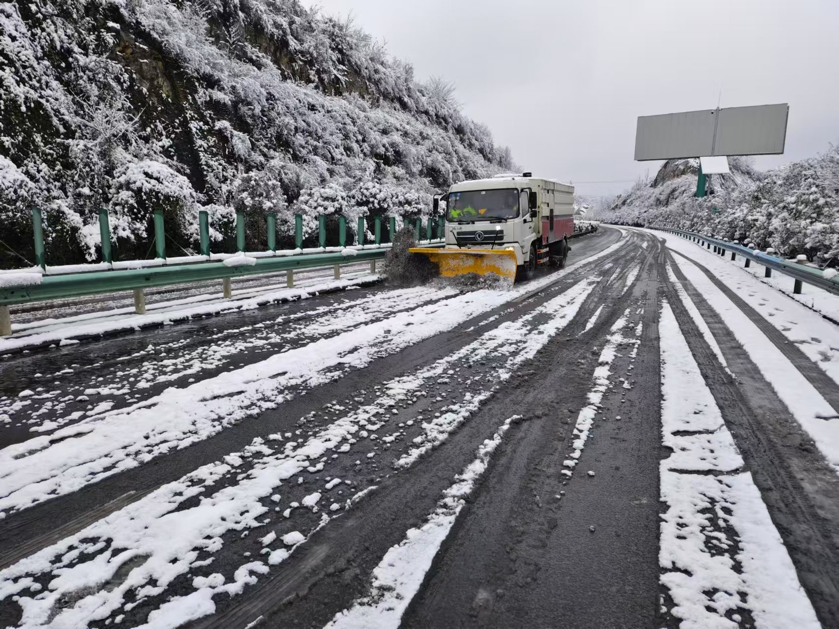 铲雪车清理路面积雪和冰层.jpg