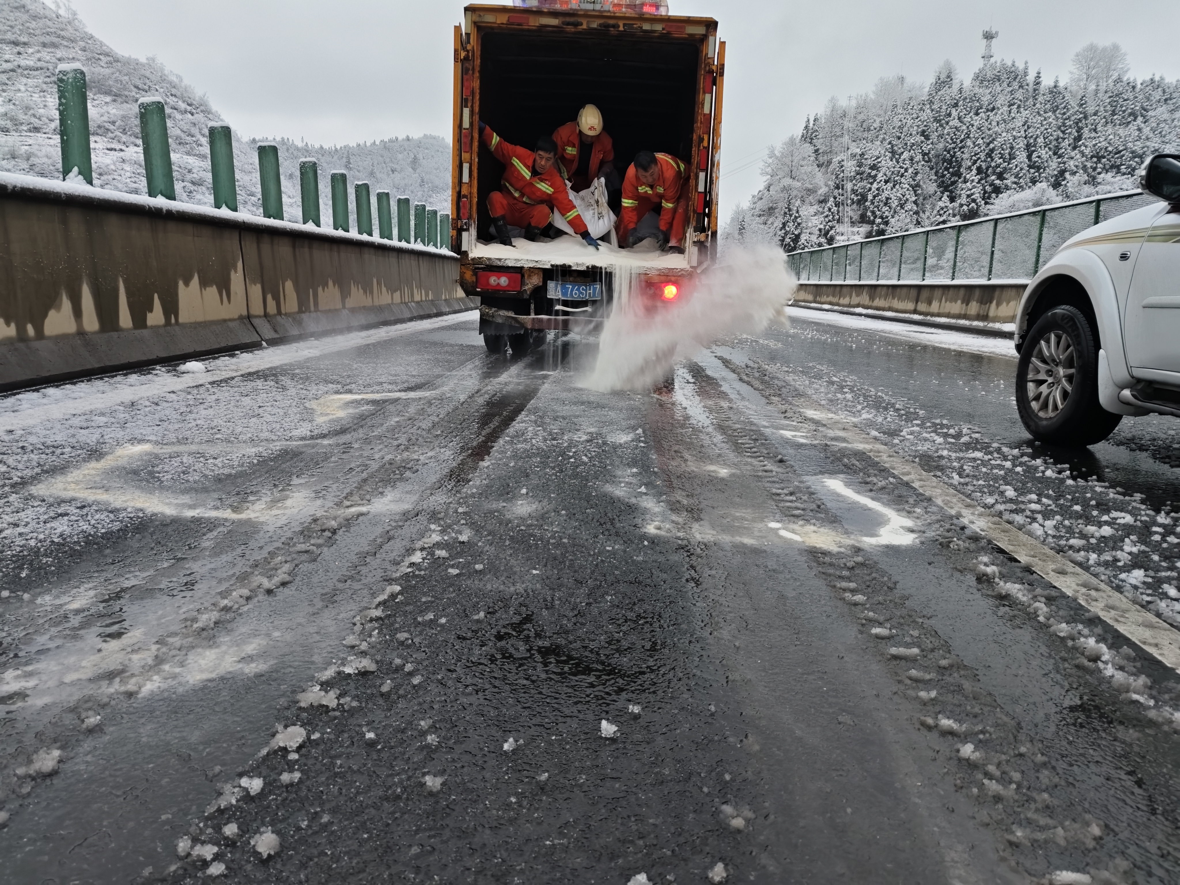 人工辅助撒布融雪剂.jpg