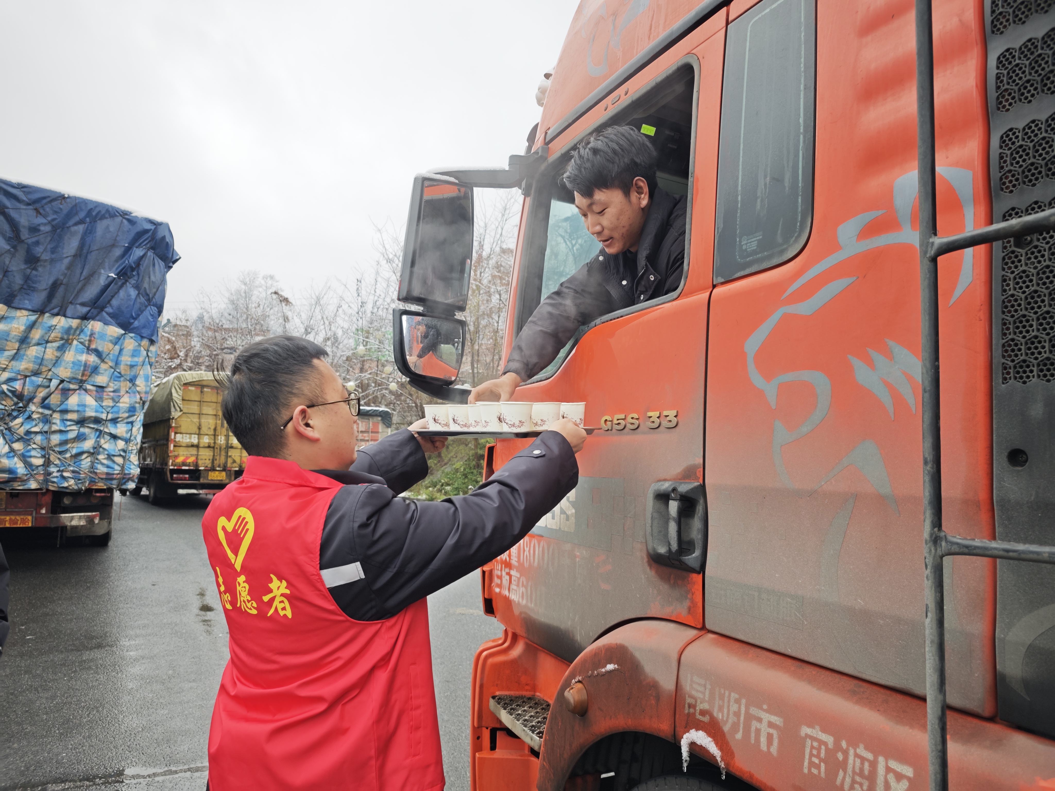 为滞留司乘人员送上姜茶.jpg