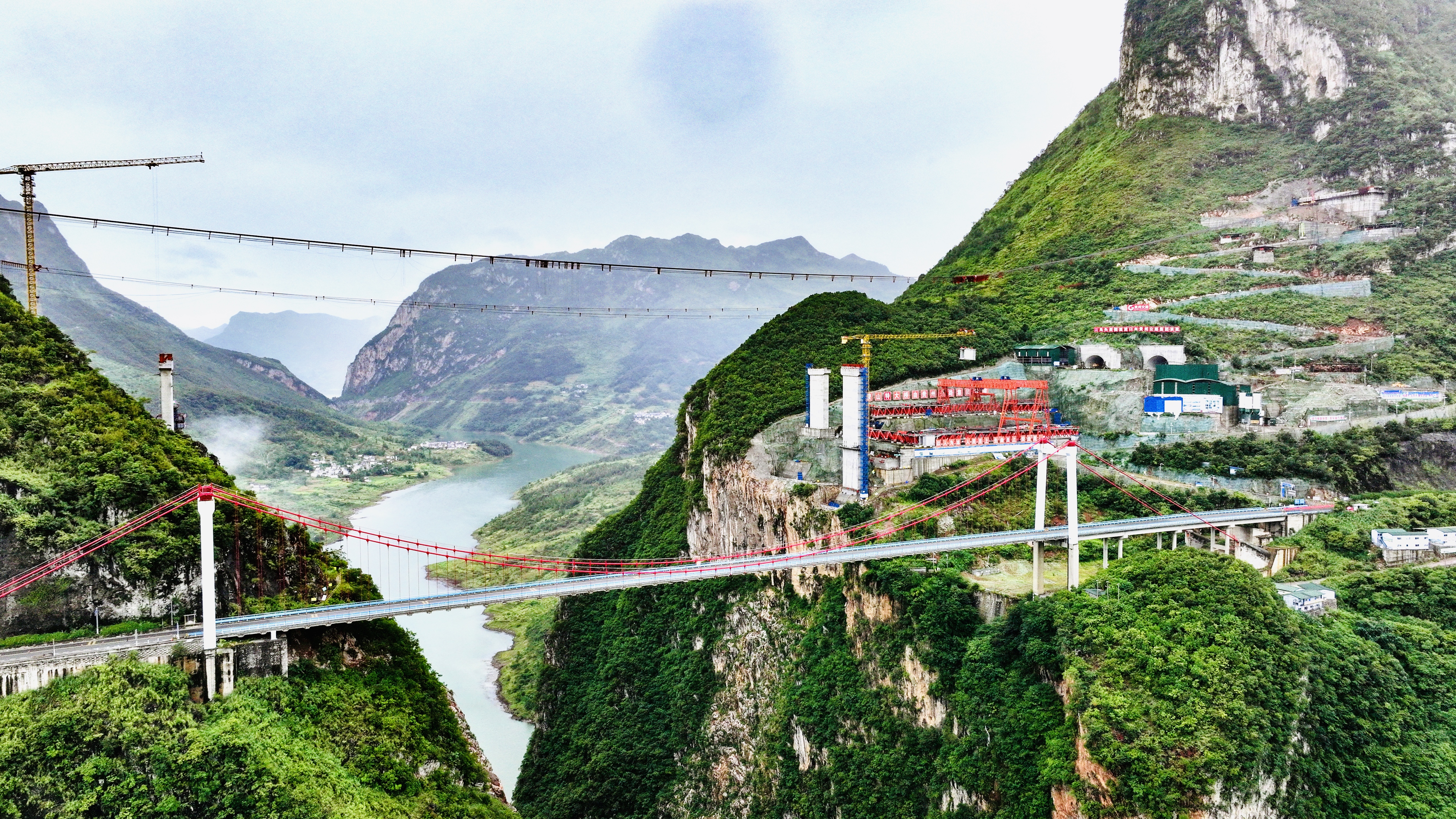 2023年9月12日 乌蒙山大桥右幅主拱圈首节段吊装顺利完成.jpg